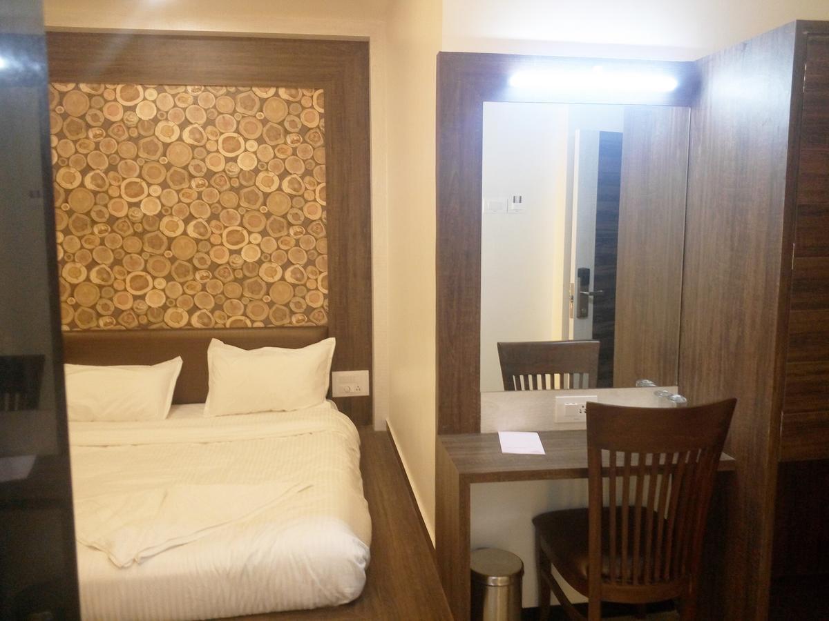 Hotel Pushpak Park Osmanabad Εξωτερικό φωτογραφία